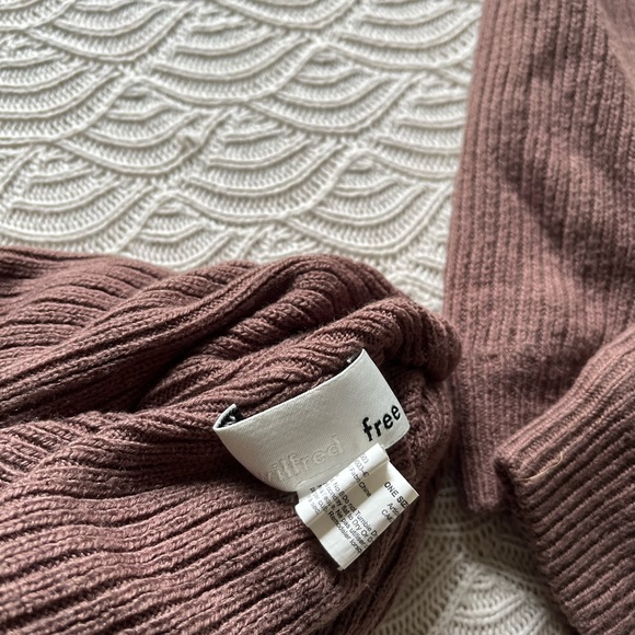 ✨sold✨Aritzia • Wilfred Free Beanie + Mittens Set ✨ - Picture 4 of 4
